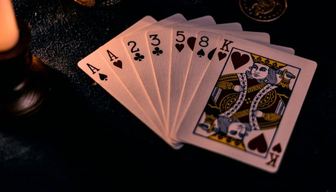 Antarmuka aplikasi bawang toto menampilkan studio live casino dan permainan slot